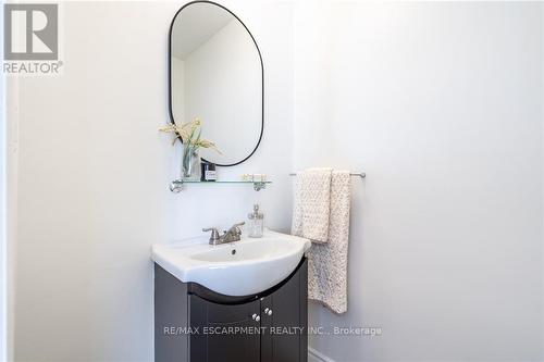 817 Hyde Rd, Burlington, ON - Indoor Photo Showing Bathroom