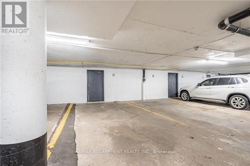 817 Hyde Rd, Burlington, ON - Indoor Photo Showing Garage