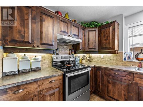 662 Southwind Drive, Kelowna, BC - Indoor Photo Showing Kitchen