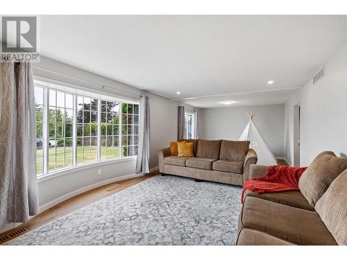414 Curlew Drive, Kelowna, BC - Indoor Photo Showing Living Room