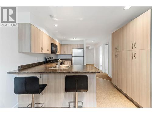 414 Curlew Drive, Kelowna, BC - Indoor Photo Showing Kitchen