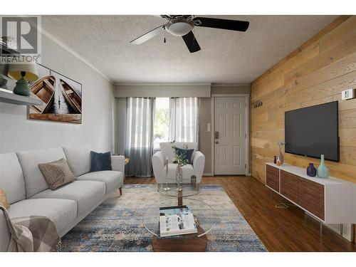 757 Coronation Avenue, Kelowna, BC - Indoor Photo Showing Living Room