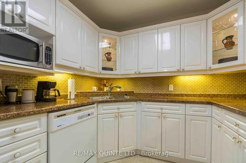 24 Pinegrove Crt, Belleville, ON - Indoor Photo Showing Kitchen With Double Sink