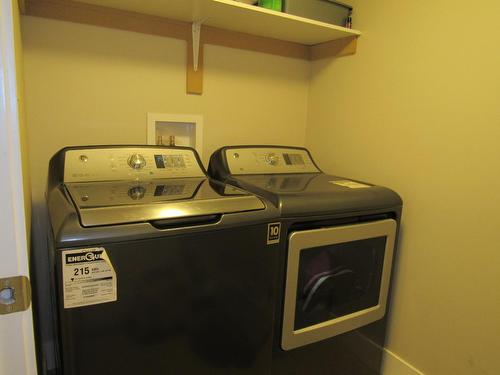 419 5Th Ave, Castlegar, BC - Indoor Photo Showing Laundry Room