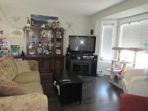 419 5Th Ave, Castlegar, BC - Indoor Photo Showing Living Room