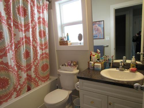419 5Th Ave, Castlegar, BC - Indoor Photo Showing Bathroom