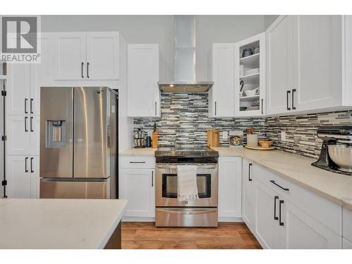 711 Fairbridge Road, Kelowna, BC - Indoor Photo Showing Kitchen With Upgraded Kitchen