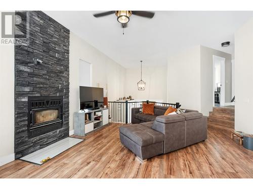 711 Fairbridge Road, Kelowna, BC - Indoor Photo Showing Living Room With Fireplace