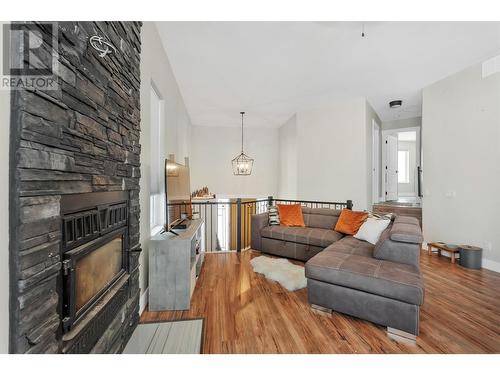 711 Fairbridge Road, Kelowna, BC - Indoor Photo Showing Living Room With Fireplace