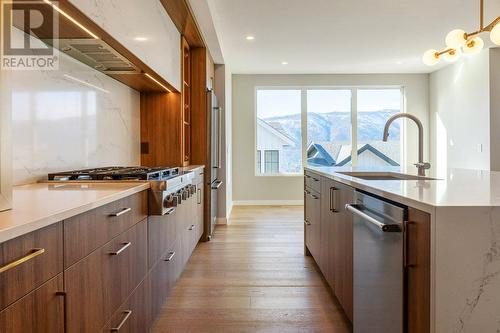 3311 Aspen Lane, Kelowna, BC - Indoor Photo Showing Kitchen With Upgraded Kitchen