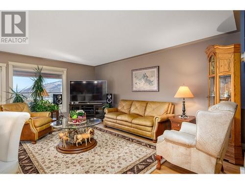 5380 Learmouth Road, Lavington, BC - Indoor Photo Showing Living Room