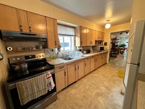 1795 Mountain Street, Fruitvale, BC - Indoor Photo Showing Kitchen
