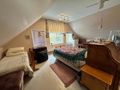 1795 Mountain Street, Fruitvale, BC - Indoor Photo Showing Bedroom