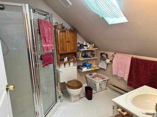 1795 Mountain Street, Fruitvale, BC - Indoor Photo Showing Bathroom
