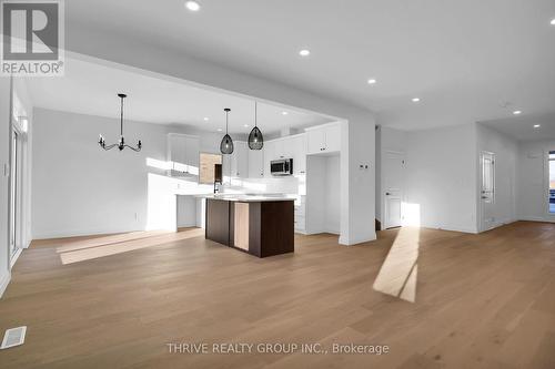 3096 Buroak Drive, London, ON - Indoor Photo Showing Kitchen With Upgraded Kitchen