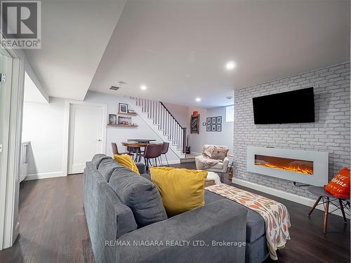 5 Heron Pointe Rd, Port Colborne, ON - Indoor Photo Showing Living Room With Fireplace