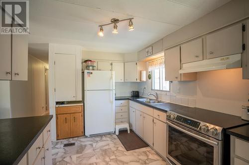 5110 Perkins Road, Forest Grove, BC - Indoor Photo Showing Kitchen With Double Sink