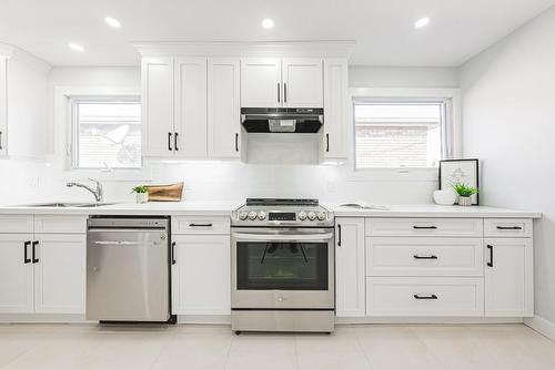 584 Corbett Street, Hamilton, ON - Indoor Photo Showing Kitchen With Stainless Steel Kitchen With Upgraded Kitchen