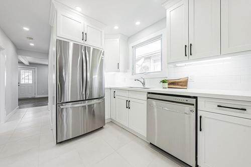 584 Corbett Street, Hamilton, ON - Indoor Photo Showing Kitchen