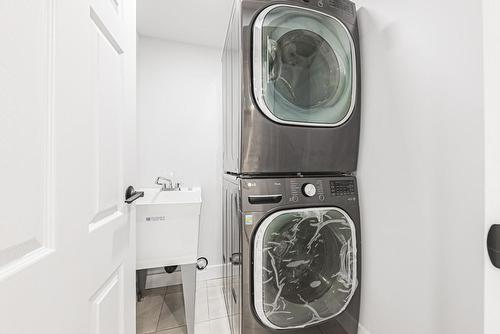 584 Corbett Street, Hamilton, ON - Indoor Photo Showing Laundry Room