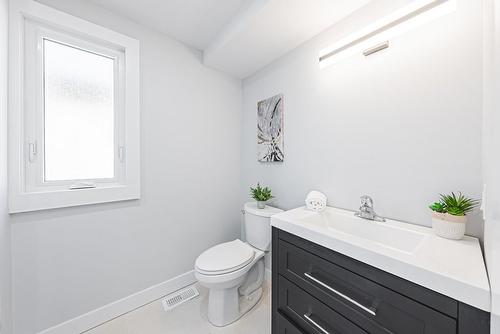 584 Corbett Street, Hamilton, ON - Indoor Photo Showing Bathroom