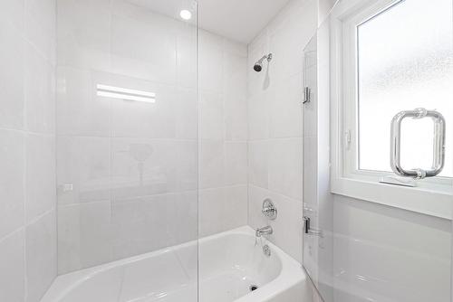 584 Corbett Street, Hamilton, ON - Indoor Photo Showing Bathroom