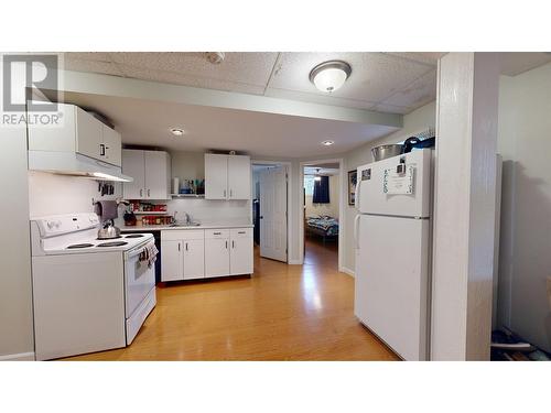 4838 Kitwanga Drive, 108 Mile Ranch, BC - Indoor Photo Showing Kitchen