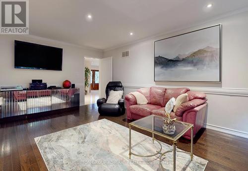 19 Carmel Crt, Toronto, ON - Indoor Photo Showing Living Room