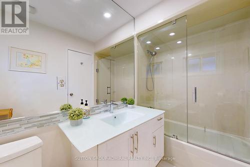 19 Carmel Crt, Toronto, ON - Indoor Photo Showing Bathroom