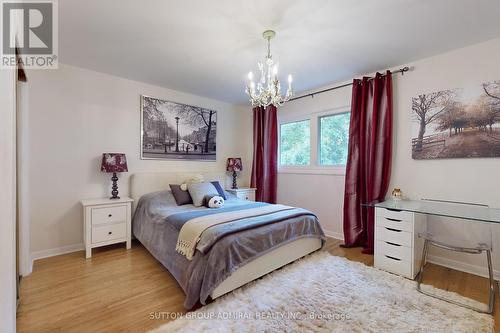 19 Carmel Crt, Toronto, ON - Indoor Photo Showing Bedroom