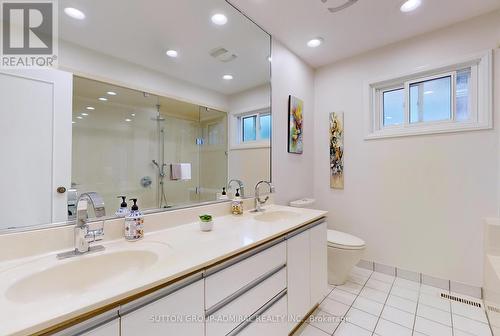 19 Carmel Crt, Toronto, ON - Indoor Photo Showing Bathroom