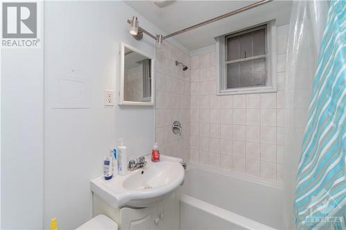 40 Vaughan Street, Ottawa, ON - Indoor Photo Showing Bathroom