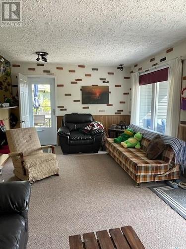 425 Mistusinne Crescent, Mistusinne, SK - Indoor Photo Showing Living Room