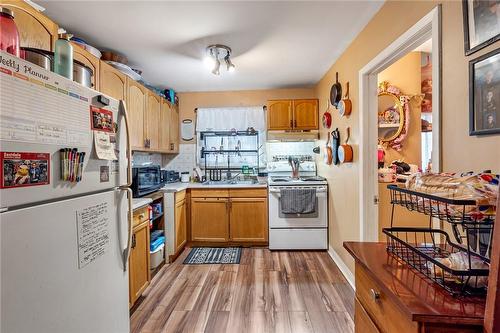 305 Scholfield Avenue S, Welland, ON - Indoor Photo Showing Kitchen