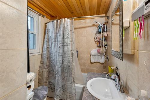 305 Scholfield Avenue S, Welland, ON - Indoor Photo Showing Bathroom