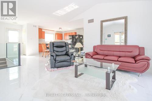 223 Crosby Drive, Kawartha Lakes, ON - Indoor Photo Showing Living Room