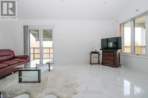 223 Crosby Drive, Kawartha Lakes, ON - Indoor Photo Showing Living Room