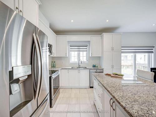 9 Tea Rose Rd, Brampton, ON - Indoor Photo Showing Kitchen With Upgraded Kitchen