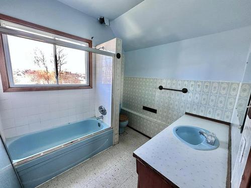 37 Ontario Street N, Thunder Bay, ON - Indoor Photo Showing Bathroom