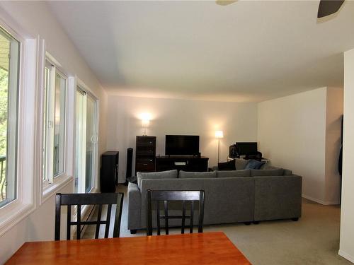 303-178 Back Rd, Courtenay, BC - Indoor Photo Showing Living Room