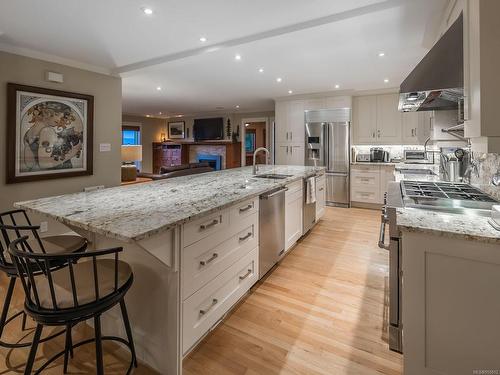 450 Judges Row, Qualicum Beach, BC - Indoor Photo Showing Kitchen With Upgraded Kitchen