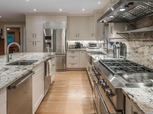 450 Judges Row, Qualicum Beach, BC - Indoor Photo Showing Kitchen With Upgraded Kitchen