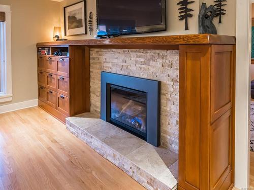450 Judges Row, Qualicum Beach, BC - Indoor Photo Showing Living Room With Fireplace