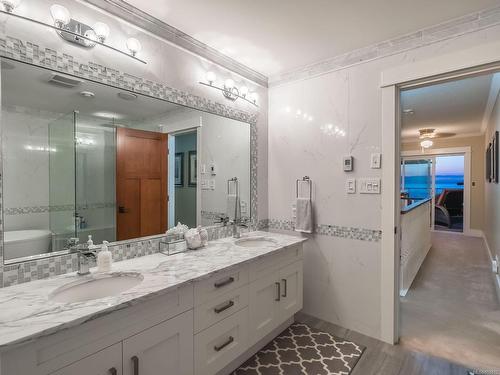 450 Judges Row, Qualicum Beach, BC - Indoor Photo Showing Bathroom