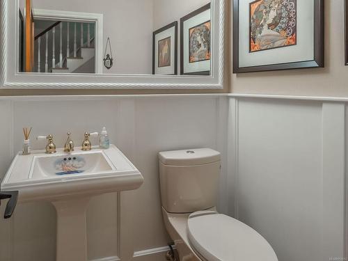 450 Judges Row, Qualicum Beach, BC - Indoor Photo Showing Bathroom