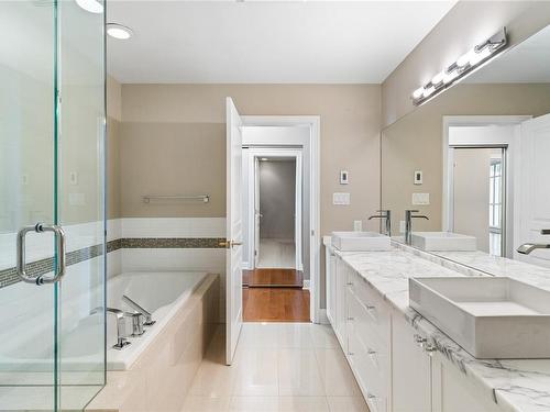 819-21 Dallas Rd, Victoria, BC - Indoor Photo Showing Bathroom