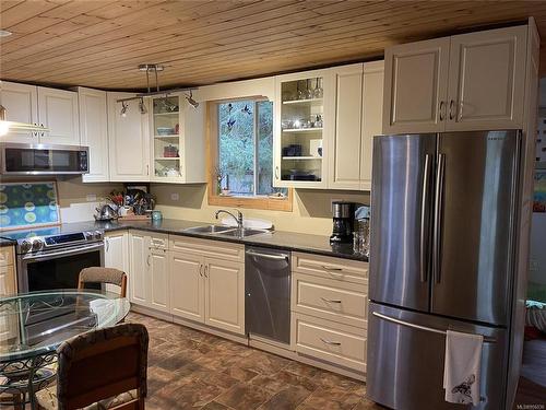 676 Turner Rd, Parksville, BC - Indoor Photo Showing Kitchen With Double Sink
