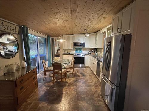676 Turner Rd, Parksville, BC - Indoor Photo Showing Kitchen