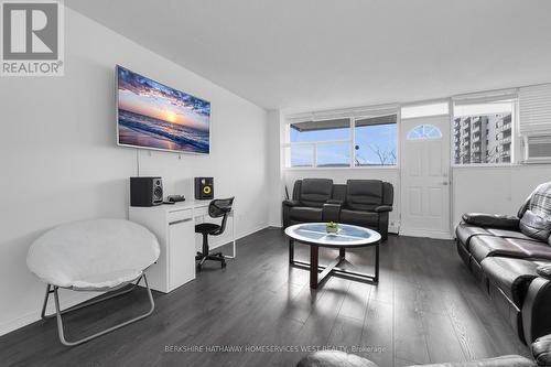309 - 215 Glenridge Avenue, St. Catharines, ON - Indoor Photo Showing Living Room