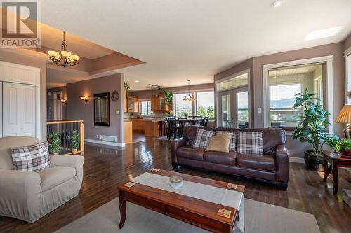 553 Mt. Ida Drive, Coldstream, BC - Indoor Photo Showing Living Room